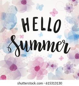 "hola verano", letra manuscrita, ilustración vectorial con fondo de imitación de acuarela floral de flores rosas, azules y violetas.