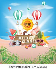 Hola vacaciones de verano, letra sobre textura de madera. con flores y Beach Ball sobre el fondo azul del océano. Plantas Tropicales, Float, Hojas De Palma, Helado, Piña, Globo, Cámara, Sol