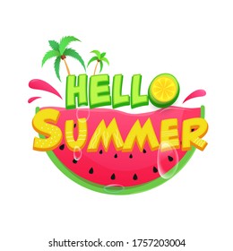 Hola Texto de verano con pieza de limón, árboles de coco, gotas de agua y rebanada de sandía brillante sobre fondo blanco.