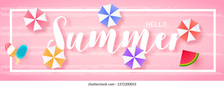 Hola Summer Text sobre fondo rosa con la vista superior de paraguas, helados y trozos de sandía. 