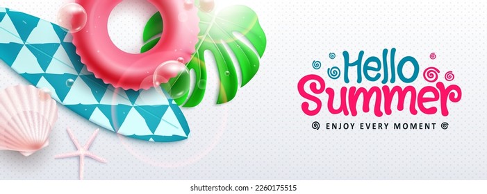 Hallo Sommer Vektordesign. Hallo Sommer genießen Sie jeden Moment Text mit Floater und Surfbrett Elemente. Vektorgrafik, Sommerhintergrund.
