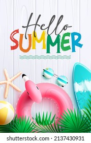 Hola diseño de afiche vectorial de verano. Hola texto de saludo de verano en fondo de textura blanca con flotador, hojas y elementos de tablas de surf para la temporada de vacaciones tropicales. Ilustración vectorial.
