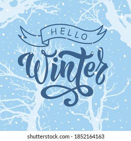 Hola texto escrito a mano en invierno. Grabación manual, caligrafía de pincel. Ilustración vectorial de siluetas de árbol blanco y copos de nieve sobre fondo azul claro. Diseño para tarjeta de saludo, invitación, afiche  