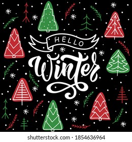 Hola texto escrito a mano en invierno. Grabación manual, caligrafía de pincel. Ilustración vectorial de los abetos verdes y rojos dibujados en forma de doodle sobre fondo negro. Diseño para tarjeta, invitación, afiche  