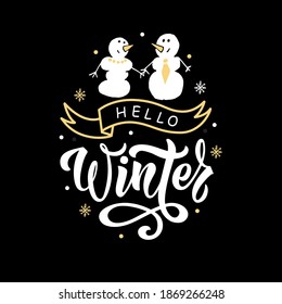 Hola texto escrito a mano en invierno. Grabación manual, caligrafía de pincel. Ilustración vectorial, dos hombres de nieve con las manos dibujadas en un estilo de dibujos animados sobre fondo negro. Diseño para tarjeta, invitación, afiche  