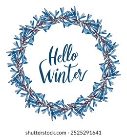 Letras de texto de Hello Winter en corona redonda de ramas de doodle de color azul con bayas rojas, dibujadas a mano, aisladas sobre fondo blanco.