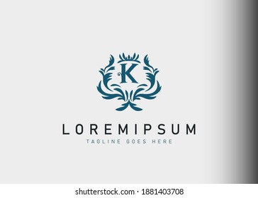 Diseño del logotipo K de la letra inicial heráldica. Ilustración vectorial del elegante diseño de icono K de letra floral. Diseño de logotipo moderno con estilo emblema.