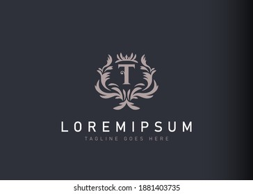 Diseño del logotipo T de la letra inicial heráldica. Ilustración vectorial de la elegante letra floral inicial del diseño del icono T. Diseño de logotipo moderno con estilo emblema.