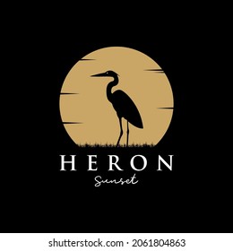 Silueta de concepto del logo de Heron en una puesta de sol circular