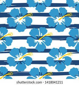 Patrón de hibiscus. Fondo inmaculado con flores coloridas sobre fondo a rayas. Ilustración del vector