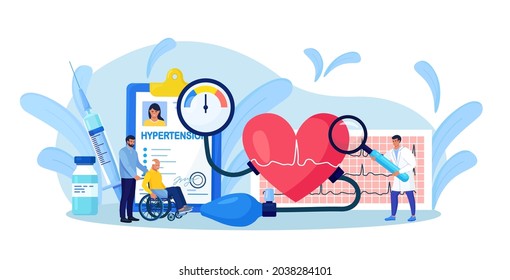 Medición De La Presión Arterial Elevada. Un pequeño doctor que asesora a pacientes ancianos discapacitados con enfermedad cardiológica. Diagnóstico cardiólogo e hipotensión e hipertensión. Examen médico, chequeo