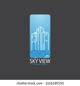 Edificio alto con logo con vista al cielo