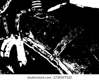 Vector blanco y negro de alto contraste de un neumático de moto envuelto en cadenas metálicas. Textura industrial arenosa para el diseño automotriz, aventurero y resistente.
