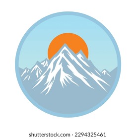 Hohe Berge und Sonne, rundes Logo. Vektorgrafik einzeln auf Weiß.