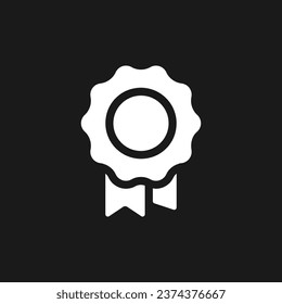 Hochwertiges Markierungszeichen im dunklen Modus Symbol. Die beste Wahl. Markenprodukt. Design der Benutzeroberfläche. Weißes Silhouettensymbol auf schwarzem Raum. Solides Piktogramm für Web, mobil. Vektorgrafik einzeln
