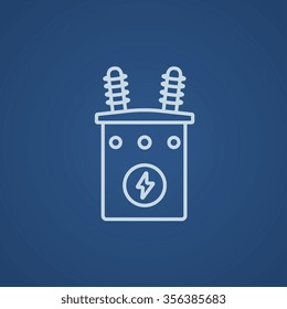 Icono de línea de transformador de alta tensión para web, móvil e infografía. Icono azul claro del vector aislado en fondo azul.