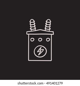 Icono de esbozo vectorial de transformador de alto voltaje aislado en el fondo. Icono de transformador de alta tensión dibujado a mano. Icono de esbozo de transformador de alta tensión para infografía, sitio web o aplicación.