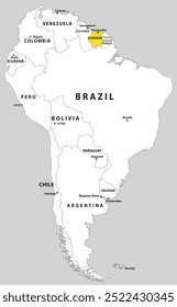 Mapa em destaque do SURINAME dentro de detalhado mapa em branco político plano do continente sul (latino)-americano sobre fundo isolado