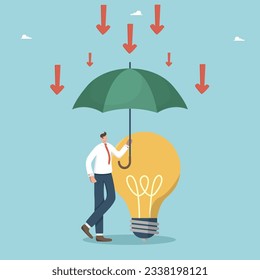 Hochrisikobasierte Innovationen, kreative Ideen, die der Wirtschaftskrise standhalten können, Brainstorming und neue Startups, um Geschäfte auf ein neues Niveau zu bringen, schützen den Menschen die Glühbirne vor fallenden Pfeilen mit Regenschirm.