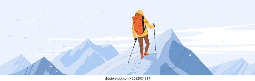 Caminante en chaqueta amarilla con mochila y bastones de trekking subiendo el pico nevado de la montaña bajo el cielo despejado. Paisaje de aventura de invierno