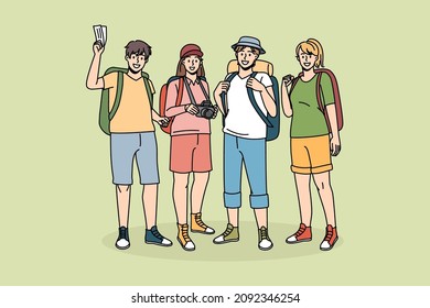 Concepto de mochilera y turismo de senderismo. Grupo de jóvenes viajeros sonrientes mochileros parados con la cámara emocionados con la ilustración del vector de viaje 