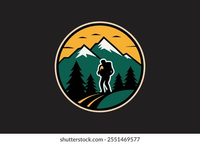Ilustração do emblema de caminhada com uma silhueta de mochileiro, picos de montanha, pinheiros e um céu de pôr do sol vibrante. Perfeito para projetos ao ar livre, viagens, acampamentos e projetos de natureza