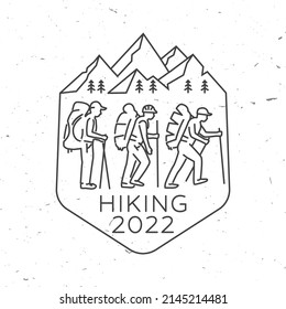 Senderismo, insignia de expedición de montaña. Ilustración vectorial. Concepto de camisa o logotipo, impresión, sello o tee. Diseño artístico de líneas antiguas con alpinistas y silueta de montaña.