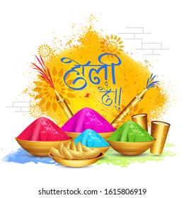 Holi Hai (es holi) de texto hindi con color seco en los bolos, pistolas de color, vidrio para beber (thandai) y dulce indio (gujia) sobre fondo de salpicaduras de color.