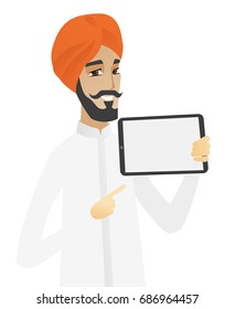 Empresario hindú sosteniendo una tablet. Joven empresario apuntando a la tablet. Empresario con tablet. Ilustración de diseño plana vectorial aislada en fondo blanco.