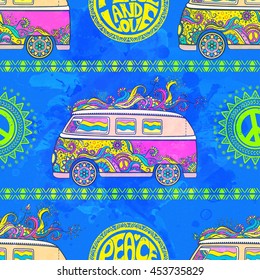 Vehículo hippie vintage un símbolo minivan popular para los niños florales Amor y Música, con fuentes de patrón a mano fondo textil y texturas. Ilustración vectorial de color hippy. El estilo retro de los años 60 y 70