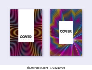 Hipster Cover Design Template Set. Rainbow abstrakte Linien auf weinrotem Hintergrund. Klassisches Cover-Design. Charmanter Katalog, Poster, Buchvorlage etc.