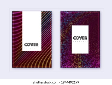 Conjunto de plantillas de diseño de portada Hipster. Líneas abstractas del arcoiris sobre fondo rojo del vino. Diseño elegante de la cubierta. Gran catálogo, afiche, plantilla de libro, etc.