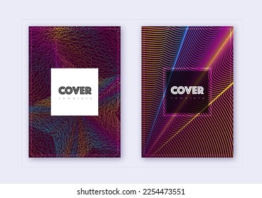 Conjunto de plantillas de diseño de portada Hipster. Líneas abstractas del arcoiris sobre fondo rojo del vino. Diseño creativo de portada. Catálogo popular, afiche, plantilla de libro, etc.