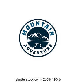 Logo de Hipster de la ilustración del vector de montaña. Vector del logotipo de la placa de montaña