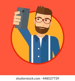 Um homem hipster com barba fazendo selfie. Jovem tirando fotos com celular. Homem olhando para smartphone e tirando selfie. Ilustração de design plano vetorial no círculo isolado em fundo.