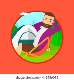 Un hipster con barba sentado en una silla plegable en el campamento, relajándose y disfrutando de sus vacaciones de camping cerca de la tienda. Ilustración de diseño plana vectorial en el círculo aislado en el fondo.