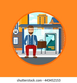 Ein Hipster mit Bart wartet an einer Bushaltestelle auf Stadthintergrund auf einen Bus. Der junge Mann saß an der Bushaltestelle. Vektorflache Design-Illustration im Kreis einzeln auf Hintergrund.