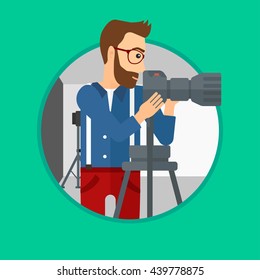 Un fotógrafo de hipster con barba trabajando con cámara en un trípode en un estudio de fotos. Fotógrafo con cámara en el estudio. Ilustración de diseño plana vectorial en el círculo aislado en el fondo.