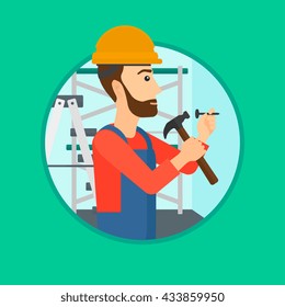 Ein Hipster-Arbeiter mit dem Bart, der einen Nagel in die Wand einschleppt. Arbeiter in Overalls und harter Hut nageln mit Hammer in Wohnung. Vektorflache Design-Illustration im Kreis einzeln auf Hintergrund.