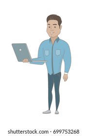 Empresario hispano usando una laptop. Largo de un joven hombre de negocios sonriente trabajando en una laptop. Alegre empresario sosteniendo una laptop. Ilustración de dibujos vectores aislados en fondo blanco.