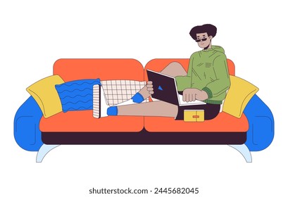 Hombre hispano con el ordenador portátil sentado en el sofá 2D lineal personaje de dibujos animados. Freelancer trabajando desde casa lugar de trabajo línea aislada persona de Vector fondo blanco. Acogedora ilustración de punto plano de color de lugar de trabajo