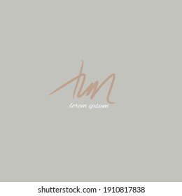 logotipo manuscrito de fondo gris de hm