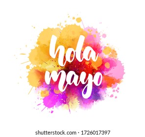 Hola Mayo (Hallo Mai auf Spanisch) - handgeschriebene moderne Kalligraphie-Schrift auf abstrakten Aquarellimitat-Spritze. 