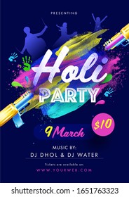 Volante de la fiesta Holi o Diseño de Plantilla con Pichkari y Efecto de salto de pincel sobre fondo azul.