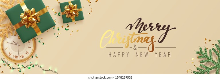 Antecedentes navideños Feliz Navidad y Feliz Año Nuevo. Diseño de Navidad con objetos festivibles realistas, guirnaldas de luces brillantes, caja de regalo verde, copo de nieve dorado, confiti dorado brillante. Banner horizontal