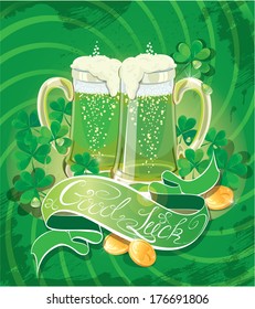 Tarjeta de vacaciones con palabras caligráficas Buen provecho y tazas de cerveza, Shamrock, moneda de oro con fondo verde 