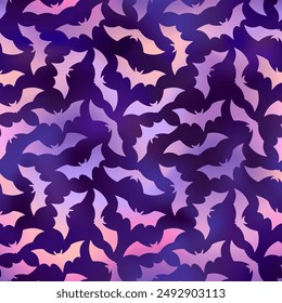 Holográfico Halloween Bat patrón plano sin fisuras. Vector Feliz impresión de Halloween con la silueta voladora del murciélago púrpura del neón en el fondo degradado violeta para el envoltorio, decoración de la fiesta, Fondos de pantalla, textil