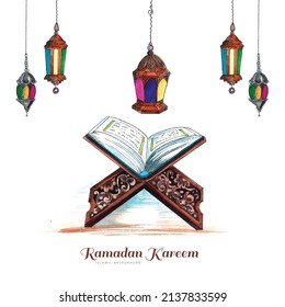 	Libro sagrado del Corán en el estrado con lámparas árabes de fondo de tarjeta ramadan kareem