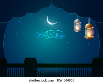 Mes Santo de la Noche de Ramadán Fondo con linternas colgantes y texto árabe Ramadan Kareem. Noche azul en la luna creciente.