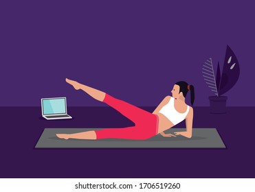 Clases de fitness en vivo en línea. Mujer entrenando ejercicios cardiovasculares aeróbicos viendo videos en una laptop en la sala de estar en casa.